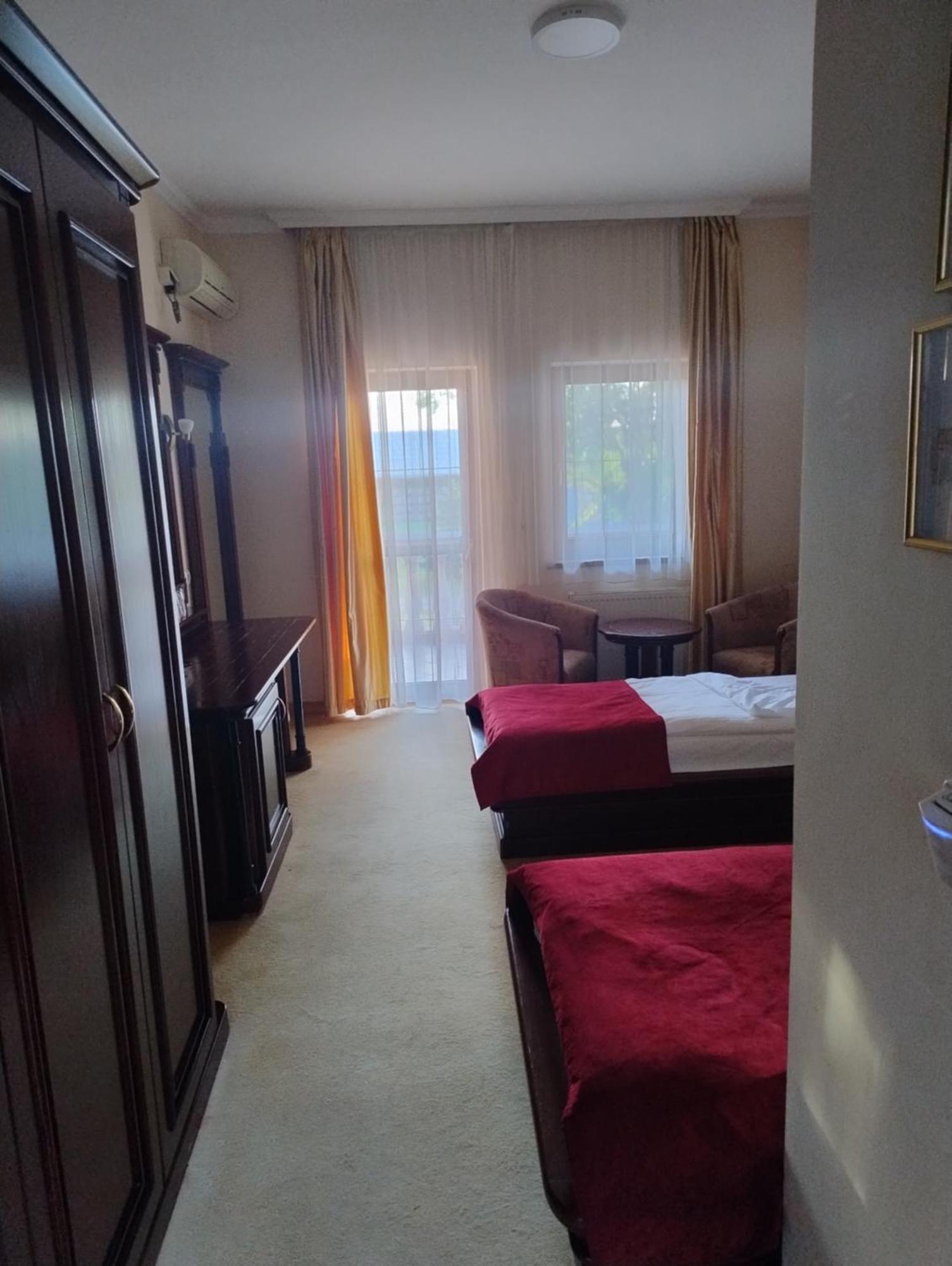 Hotel Villa Majur 수보티차 외부 사진